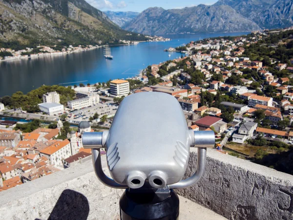 Munt geëxploiteerd verrekijker kijker aan de baai van Kotor. Landschap met prachtige zee en bergen — Stockfoto