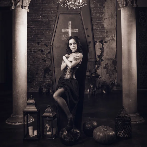 Красивая и сексуальная вампирша в своем особняке. Хэллоуин — стоковое фото