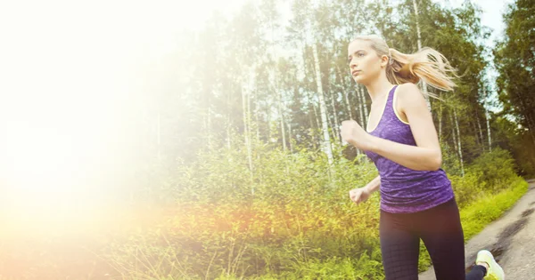 Szczęśliwa i zdrowa dziewczyna runner na drodze, poranny jogging — Zdjęcie stockowe