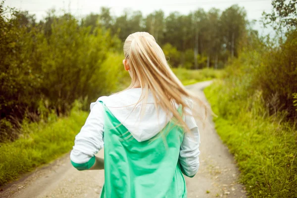 Back girls corredor en el camino, trote de la mañana — Foto de Stock