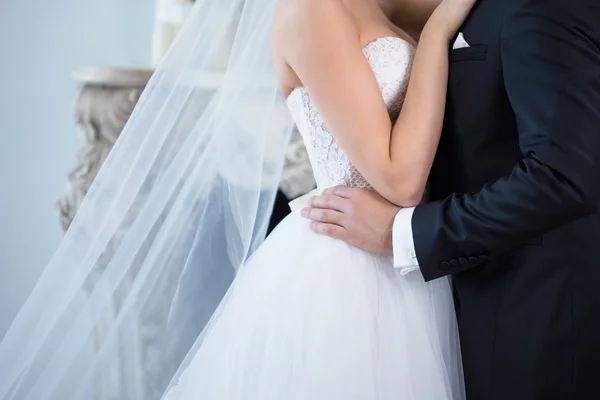 Charmante bruid en bruidegom omhelzing op trouwdag — Stockfoto