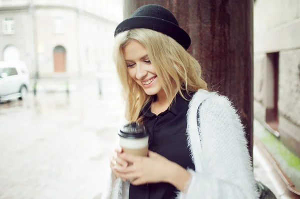 Fröhliche Frau auf der Straße, die morgens Kaffee trinkt. Spaziergängerin — Stockfoto