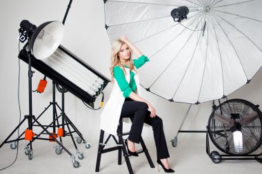 Studio, aydınlatma Spot arka plan üzerinde genç güzel kadın