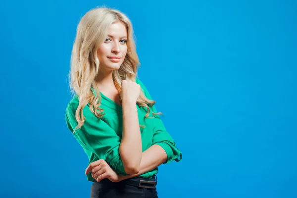 Portrait de jeune blonde confiante, style décontracté, fond bleu, place pour votre texte à droite — Photo