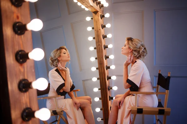 Beauty luxury blonde woman with and mirror, close-up — Stock Photo, Image