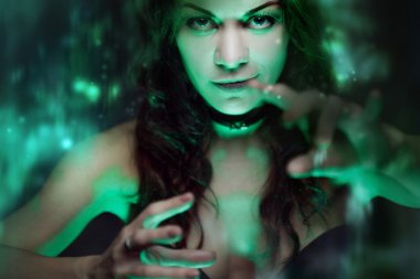 Cadı magic oluşturur. Mistik bir ışık ile güzel ve seksi kadın