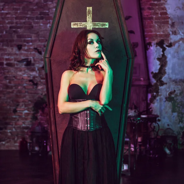 Mooi en sexy vampier in haar herenhuis. Halloween — Stockfoto