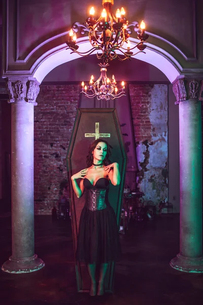 Красивая и сексуальная вампирша в своем особняке. Хэллоуин — стоковое фото