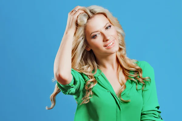 Portret van jonge gelukkig blond, casual stijl, blauwe achtergrond — Stockfoto