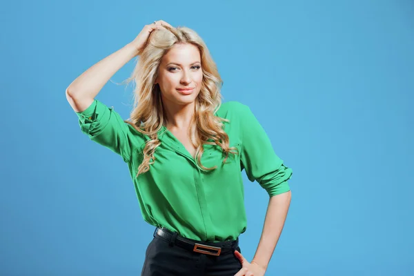 Porträtt av ung glad blondin, casual stil, blå bakgrund — Stockfoto