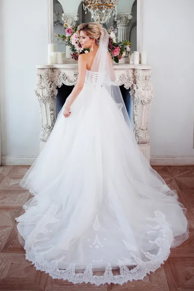 Encantadora joven novia en vestido de novia de lujo. Chica bonita, estudio de fotos — Foto de Stock