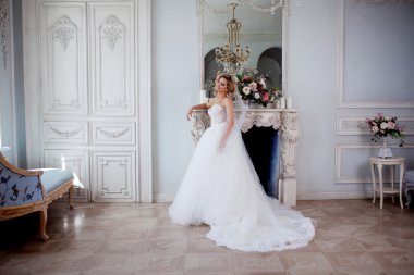 Lüks gelinlik büyüleyici genç gelin. Güzel kız, fotoğraf stüdyosu