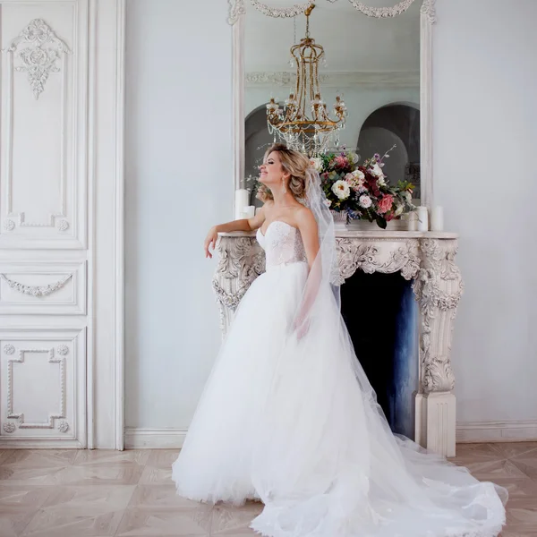 Okouzlující mladá nevěsta v luxusních svatebních šatech. Hezká dívka, foto Studio — Stock fotografie