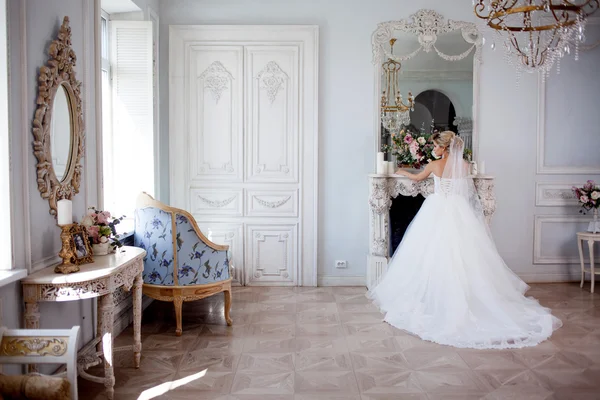 Charmante jonge bruid in luxe trouwjurk. Mooi meisje, foto Studio — Stockfoto