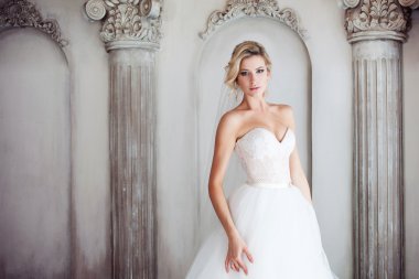 Lüks gelinlik büyüleyici genç gelin. Güzel kız, fotoğraf stüdyosu