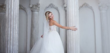 Lüks gelinlik büyüleyici genç gelin. Güzel kız, fotoğraf stüdyosu