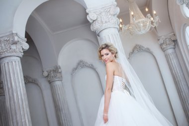 Lüks gelinlik büyüleyici genç gelin. Güzel kız, fotoğraf stüdyosu