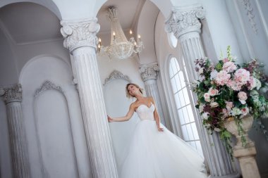 Lüks gelinlik büyüleyici genç gelin. Güzel kız, fotoğraf stüdyosu