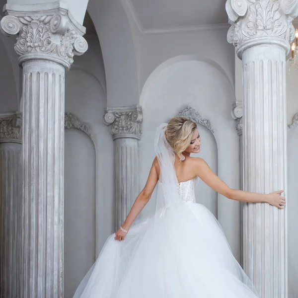 Charmante jonge bruid in luxe trouwjurk. Mooi meisje, de foto Studio — Stockfoto