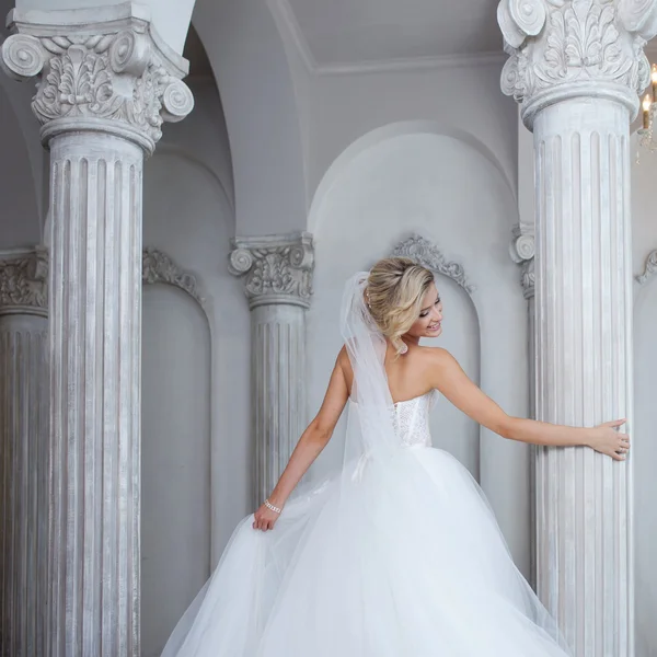 Encantadora joven novia en vestido de novia de lujo. Chica bonita, el estudio de fotos —  Fotos de Stock