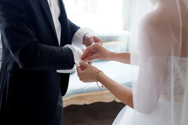 Η νύφη βοηθά τον αρραβωνιαστικό της να στερεώσει μανικετόκουμπα. Ανησυχίες γάμος — Φωτογραφία Αρχείου