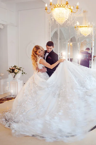 Belo jovem casal, a noiva e o noivo. Interior de luz luxuosa — Fotografia de Stock