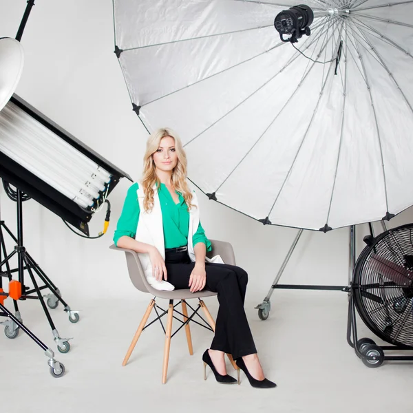 Ung vacker kvinna i studion, belysning strålkastare på bakgrunden — Stockfoto