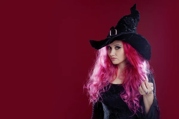 Mujer atractiva en sombrero de brujas y traje con pelo rojo. Halloween —  Fotos de Stock