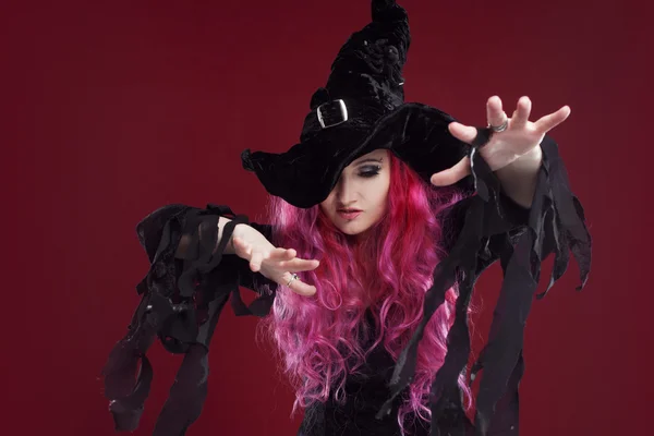 Mulher atraente em chapéu de bruxa e traje com cabelo vermelho. Halloween. — Fotografia de Stock