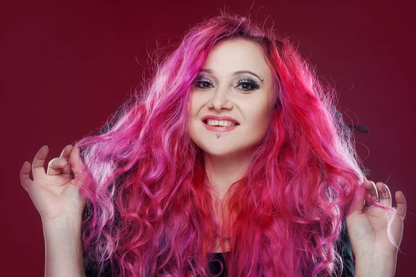 Aantrekkelijke vrouw met roze haren in beeld van de heks. Halloween stijl — Stockfoto