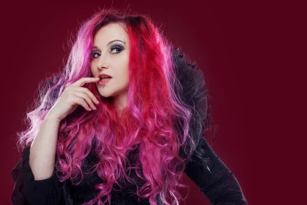 Привлекательная женщина с розовыми волосами в образе ведьмы. Хэллоуин — стоковое фото
