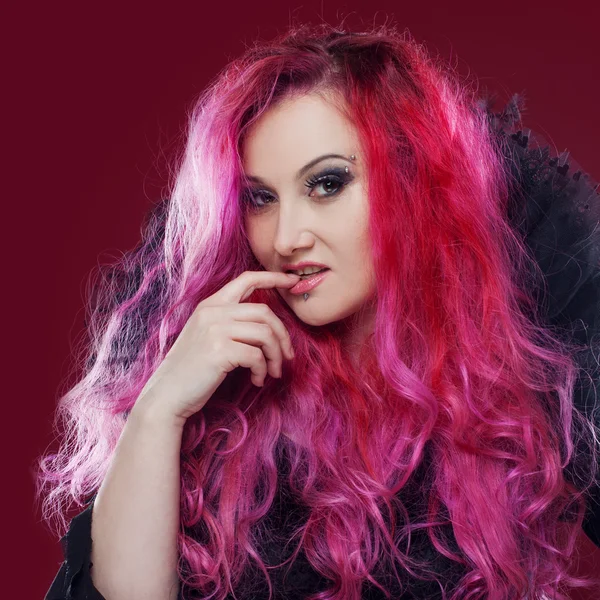 Donna attraente con i capelli rosa a immagine strega. Stile Halloween — Foto Stock