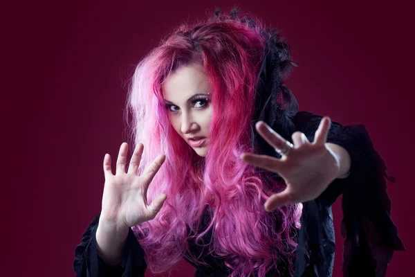 Strega spaventosa con i capelli rossi esegue magia. Halloween . — Foto Stock