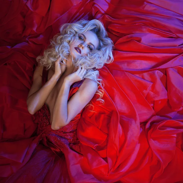 Μόδα φωτογραφία του υπέροχη κοπέλα με κόκκινο φόρεμα. Στούντιο πορτρέτου — Φωτογραφία Αρχείου