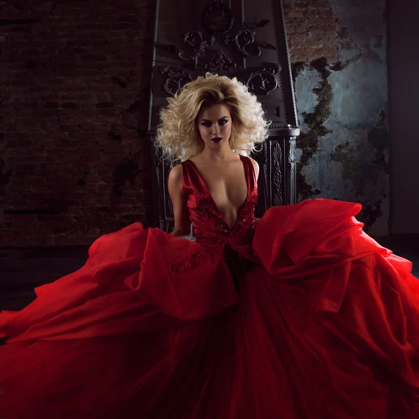 Foto de moda de jovem mulher magnífica em vestido vermelho. Retrato de estúdio — Fotografia de Stock