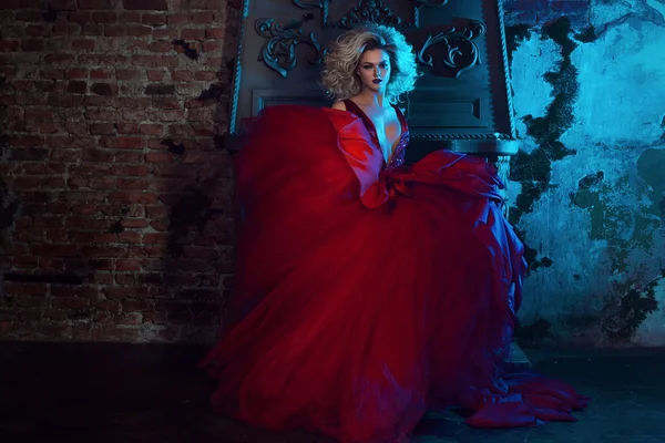 Foto de moda de la joven mujer magnífica en vestido rojo. Retrato de estudio —  Fotos de Stock