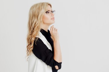 Mutlu ve kendine güvenen genç iş kadını, kameraya, beyaz arka planı arıyorum. FreeSpace