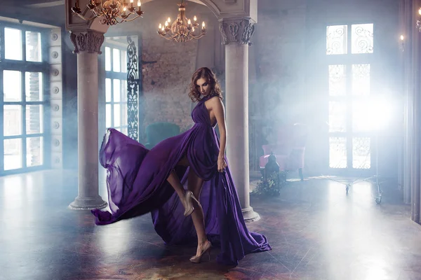 Schoonheid Brunette model vrouw in avond paarse jurk. Prachtige fashion luxe make-up en kapsel — Stockfoto