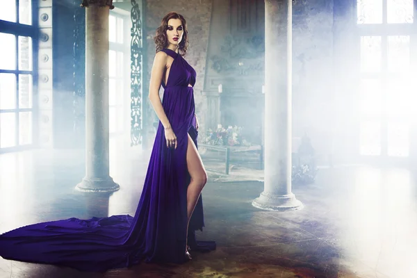 夕方には紫色のドレス美容ブルネットのモデルの女性。美しいファッション高級メイクや髪型 — ストック写真