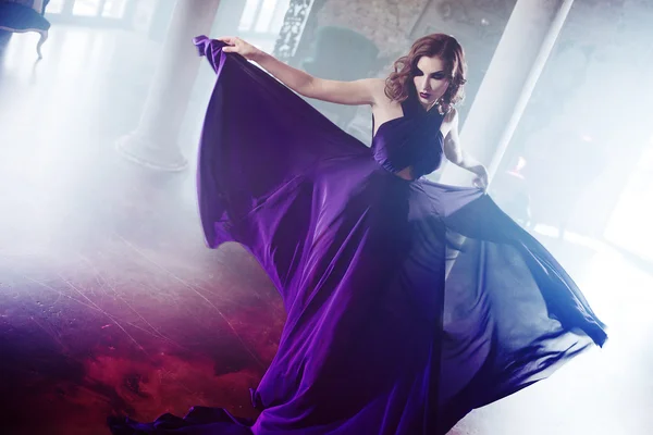 Bellezza Bruna modello donna in abito da sera viola. Bella moda trucco di lusso e acconciatura — Foto Stock