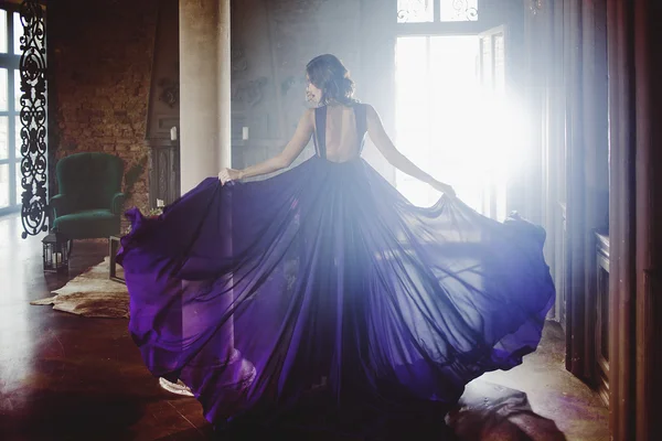 美布鲁内特模型在紫色晚礼服的女子。美丽时尚奢侈化妆和发型 — 图库照片