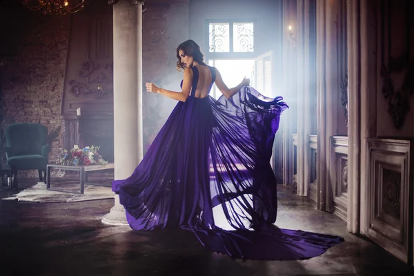 Belleza Morena modelo mujer en vestido púrpura noche. Maquillaje y peinado de lujo de moda hermosa — Foto de Stock