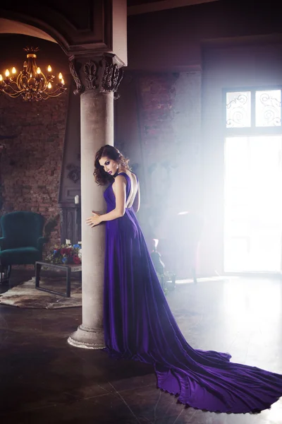 Beauty Брюнетка модель женщина в вечернем фиолетовом платье. Красивая мода роскошный макияж и прическа — стоковое фото