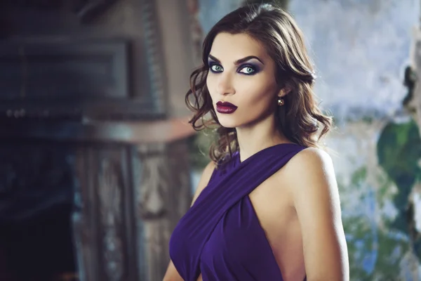 Beleza Morena modelo mulher em vestido roxo noite. Maquiagem de luxo de moda bonita e penteado . — Fotografia de Stock