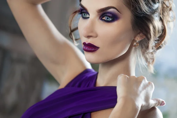 Schönheit brünett Modell Frau in lila Abendkleid. schöne Mode Luxus Make-up und Frisur. — Stockfoto