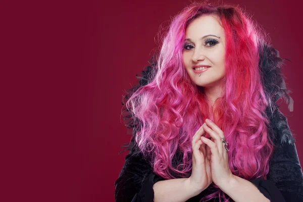 Aantrekkelijke vrouw met roze haar. Koninklijke kraag. Mooi gezicht — Stockfoto