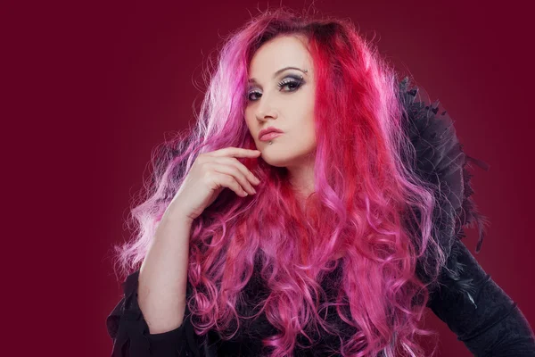 Donna attraente con i capelli rosa a immagine strega. Stile Halloween — Foto Stock