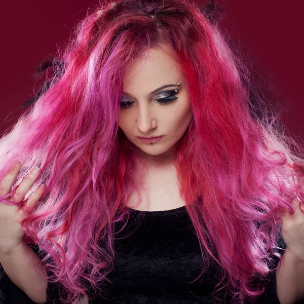 Atrakcyjna kobieta z różowe włosy w witch obrazu. Stylu Halloween — Zdjęcie stockowe