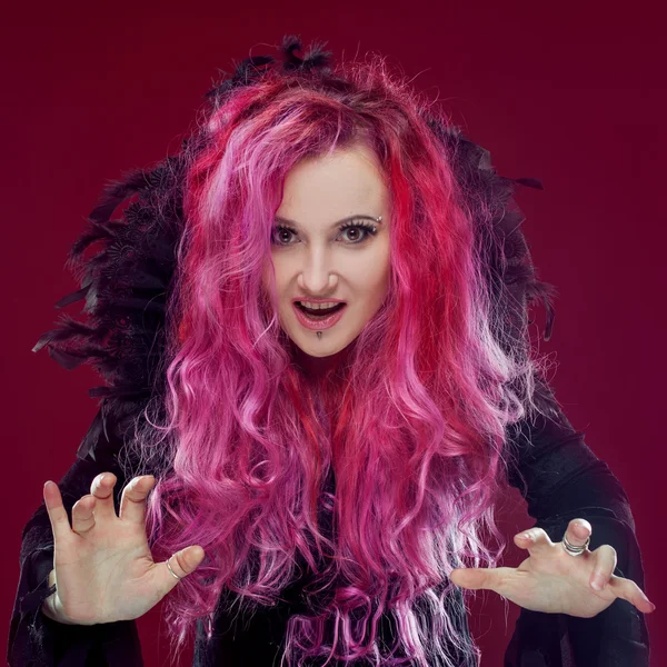 Strega spaventosa con i capelli rossi esegue magia. Halloween . — Foto Stock