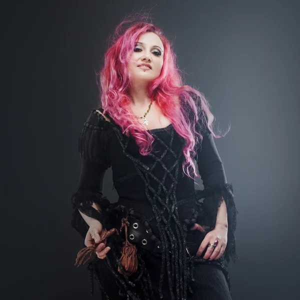 Хэллоуинская ведьма творит магию. Привлекательная женщина с рыжими волосами в костюме вуду ведьм — стоковое фото